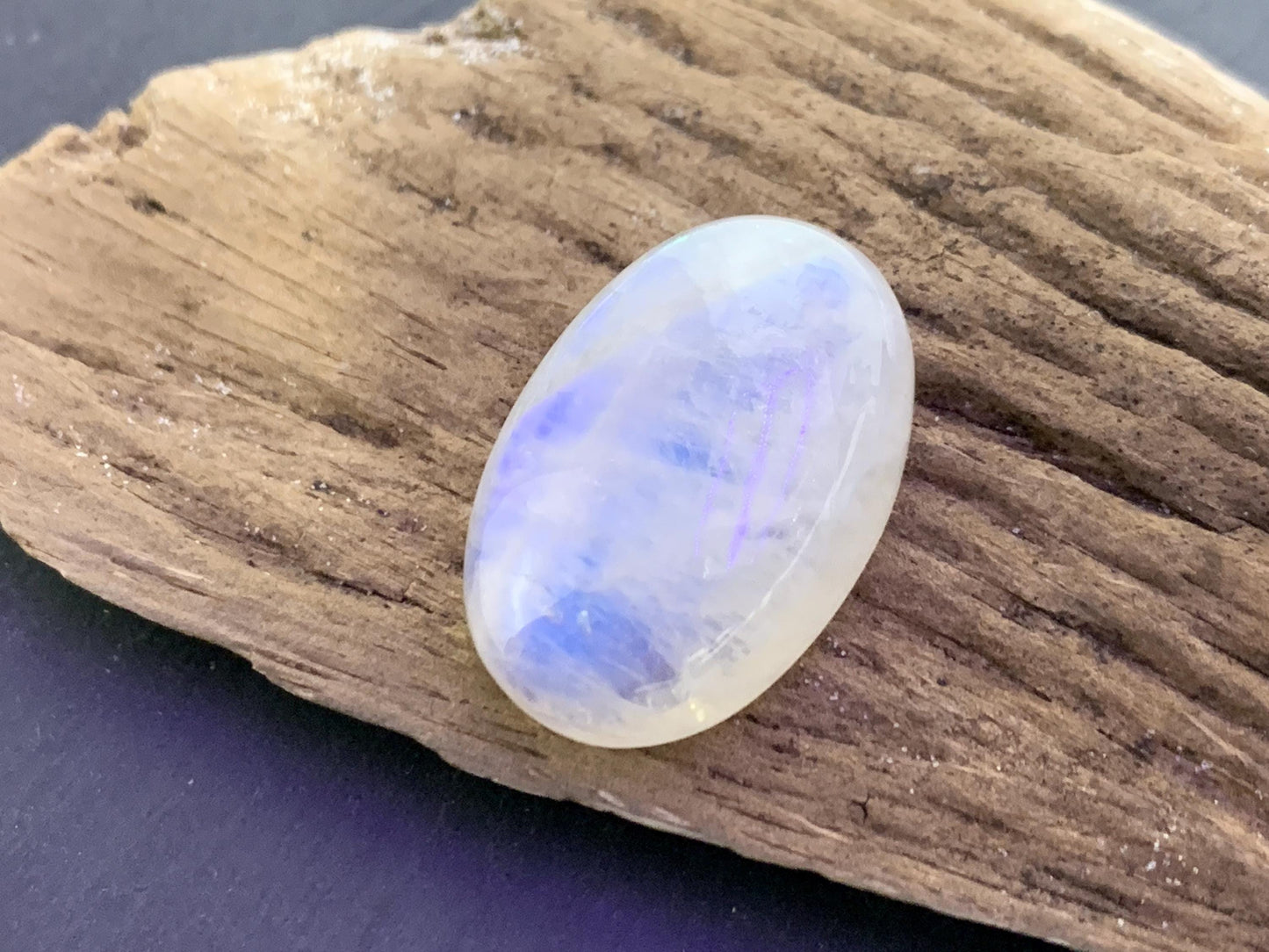Rainbow Moonstone cabochon 29x20x9mm