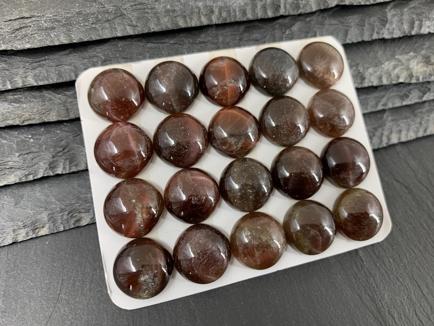 Cat's Eye round 15mm cabochon - Calibrated cabochons