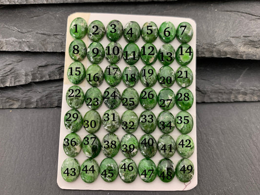 Chrome Diopside oval 7x9mm cabochon - Calibrated cabochons