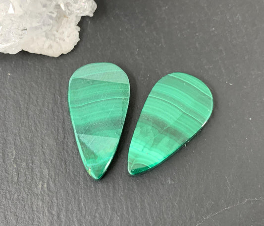 Malachite pear 13x25x4mm cabochon pair