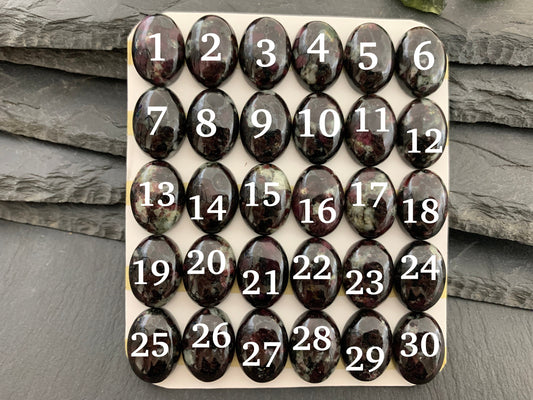 Eudialyte oval 13x18mm cabochon - Calibrated cabochons