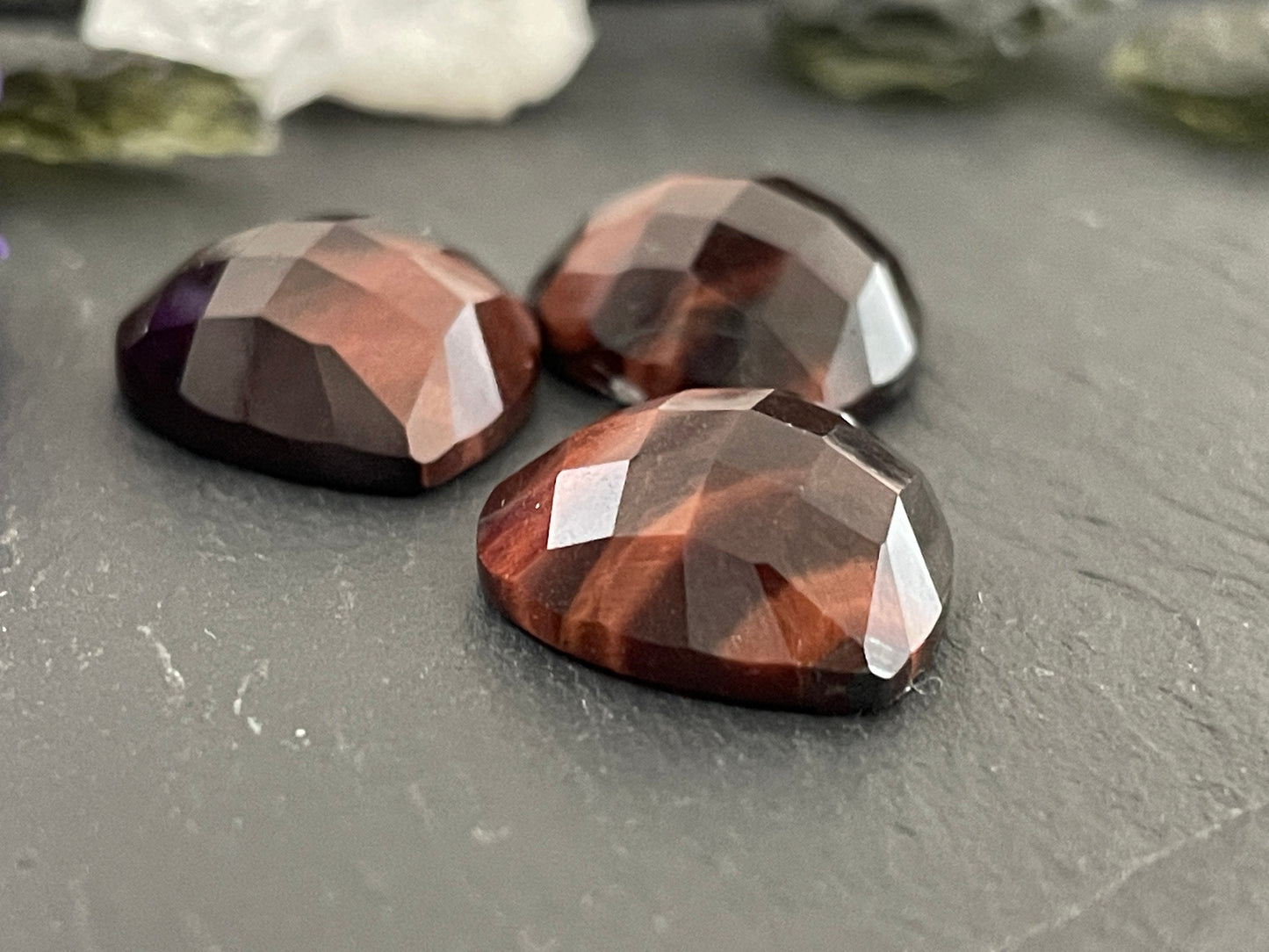 Faceted Red Tiger Eye Heart 15mm cabochon - Calibrated cabochons