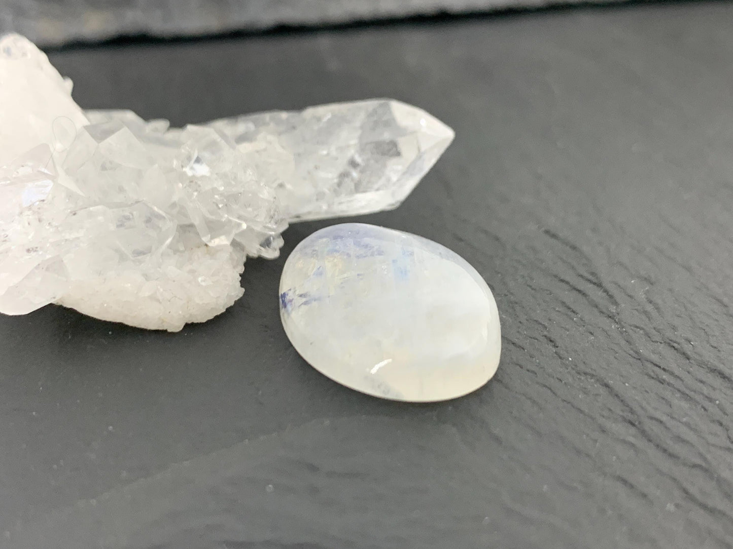 Rainbow Moonstone oval 21x15x6mm cabochon